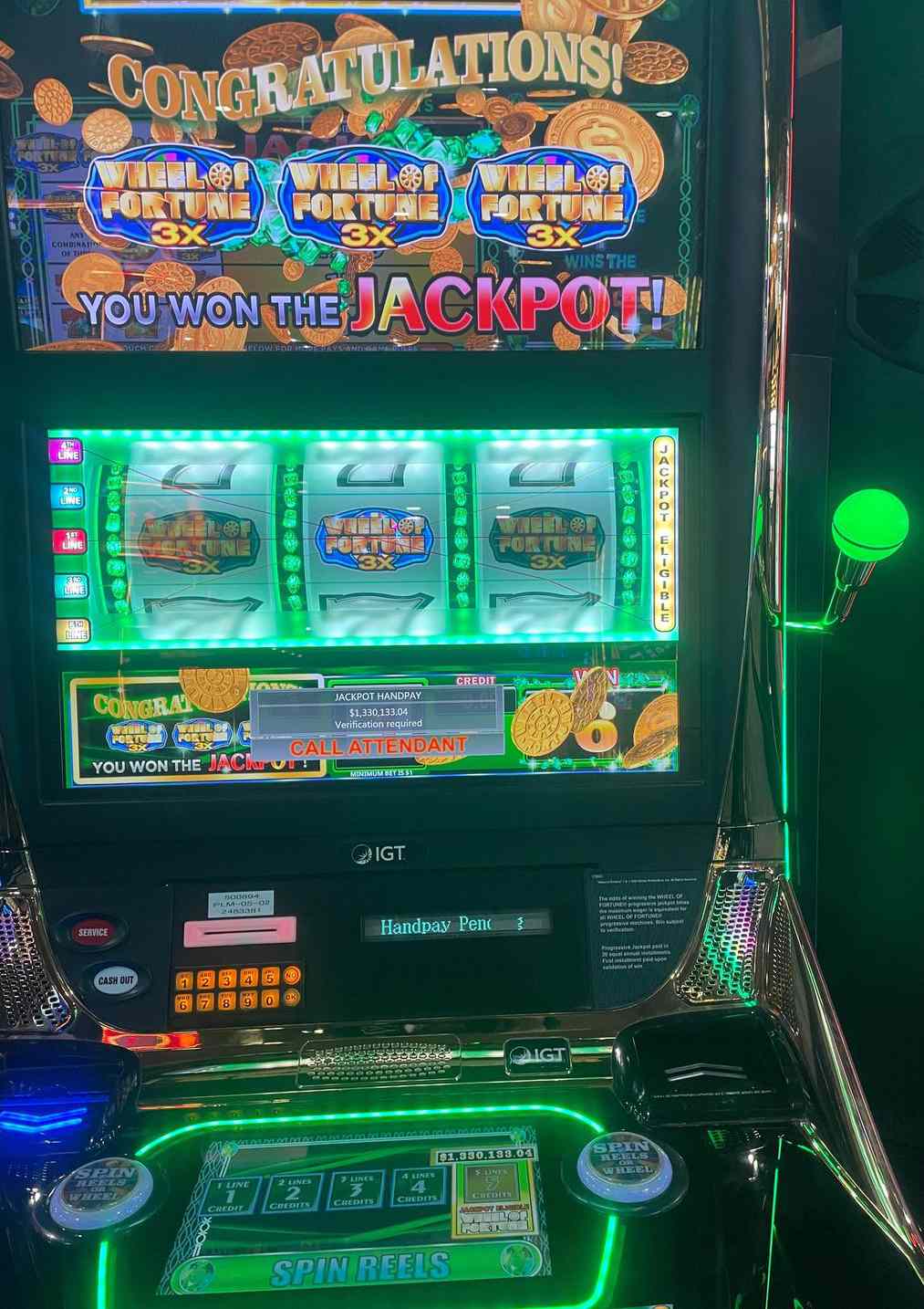 Interior luxuoso de um cassino com mesas de jogo e iluminação sofisticada